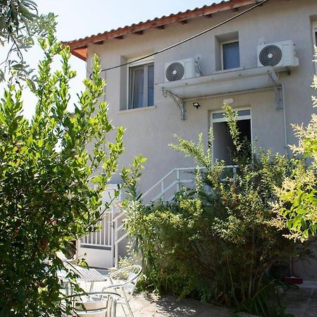 Anadora 2: Hospitable Stone House With Yard Apartment อเล็กซานโดรโพลิส ภายนอก รูปภาพ