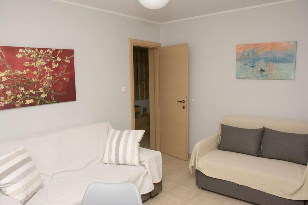 Anadora 2: Hospitable Stone House With Yard Apartment อเล็กซานโดรโพลิส ภายนอก รูปภาพ