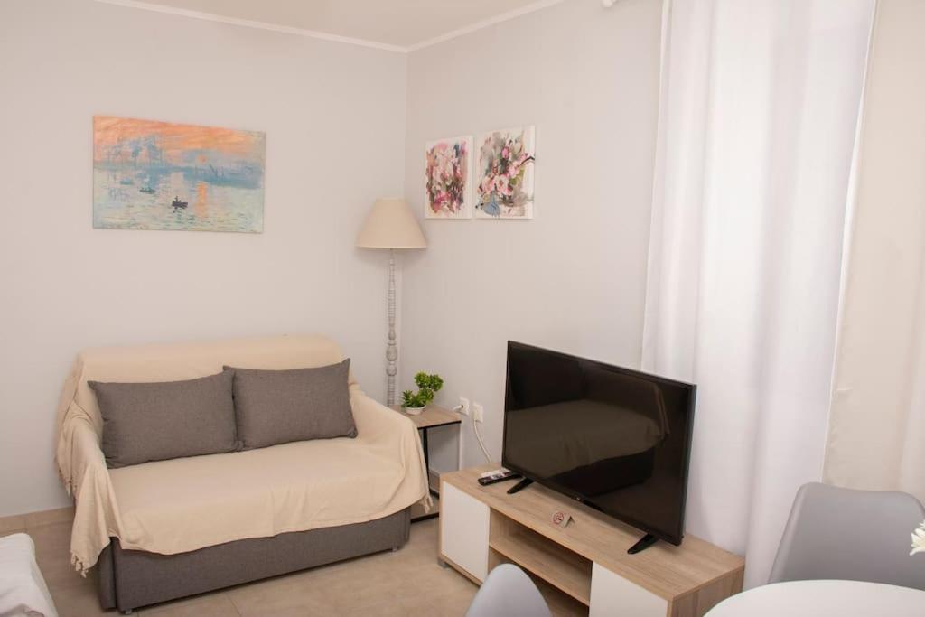 Anadora 2: Hospitable Stone House With Yard Apartment อเล็กซานโดรโพลิส ภายนอก รูปภาพ