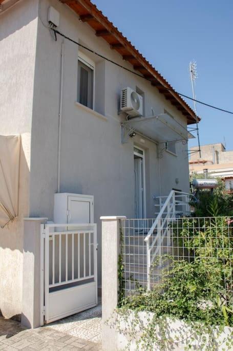 Anadora 2: Hospitable Stone House With Yard Apartment อเล็กซานโดรโพลิส ภายนอก รูปภาพ