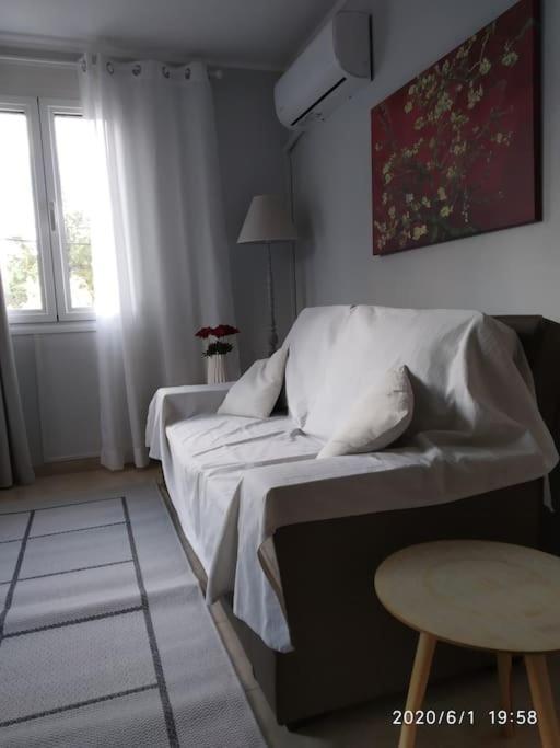 Anadora 2: Hospitable Stone House With Yard Apartment อเล็กซานโดรโพลิส ภายนอก รูปภาพ