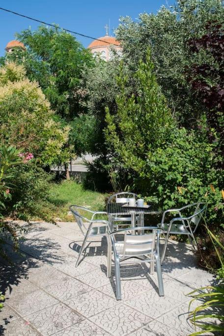 Anadora 2: Hospitable Stone House With Yard Apartment อเล็กซานโดรโพลิส ภายนอก รูปภาพ
