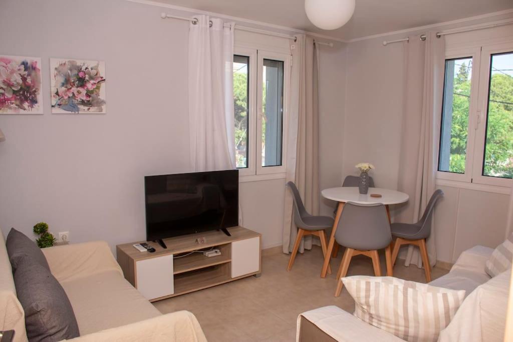 Anadora 2: Hospitable Stone House With Yard Apartment อเล็กซานโดรโพลิส ภายนอก รูปภาพ