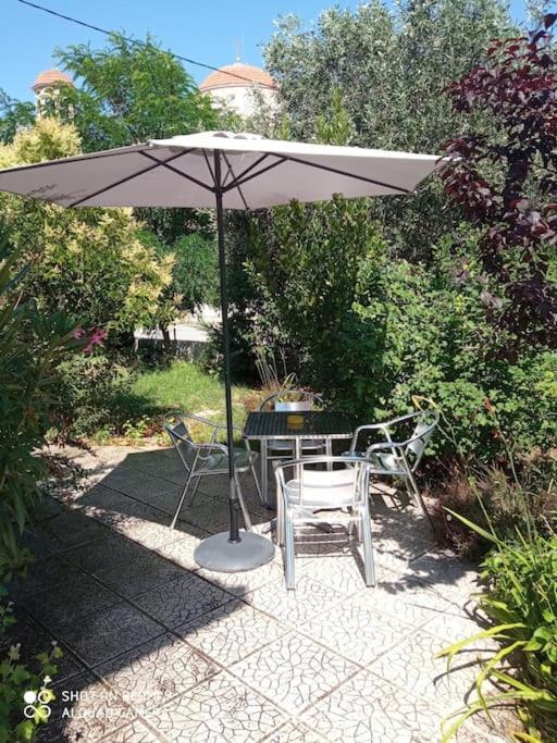 Anadora 2: Hospitable Stone House With Yard Apartment อเล็กซานโดรโพลิส ภายนอก รูปภาพ