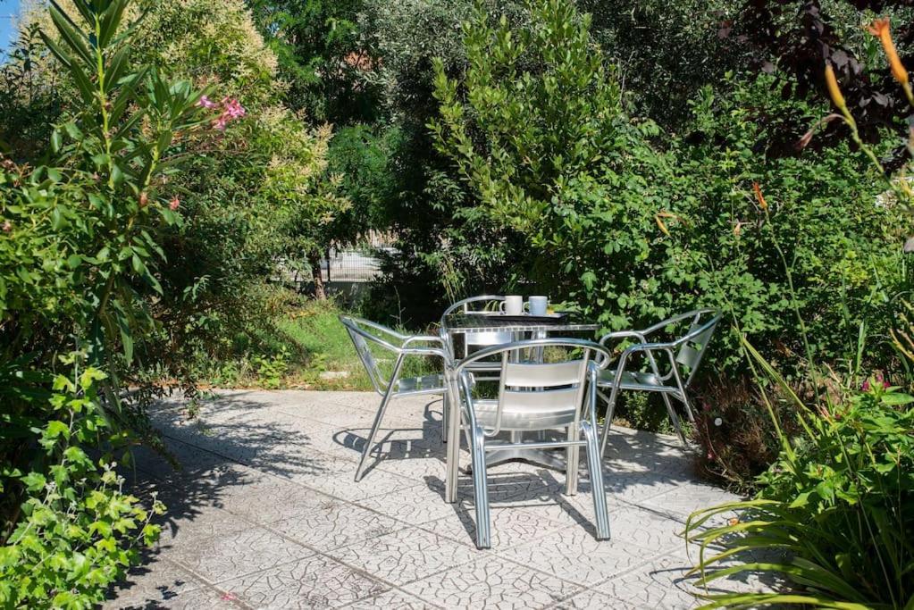 Anadora 2: Hospitable Stone House With Yard Apartment อเล็กซานโดรโพลิส ภายนอก รูปภาพ