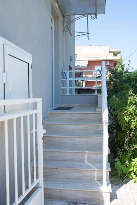 Anadora 2: Hospitable Stone House With Yard Apartment อเล็กซานโดรโพลิส ภายนอก รูปภาพ